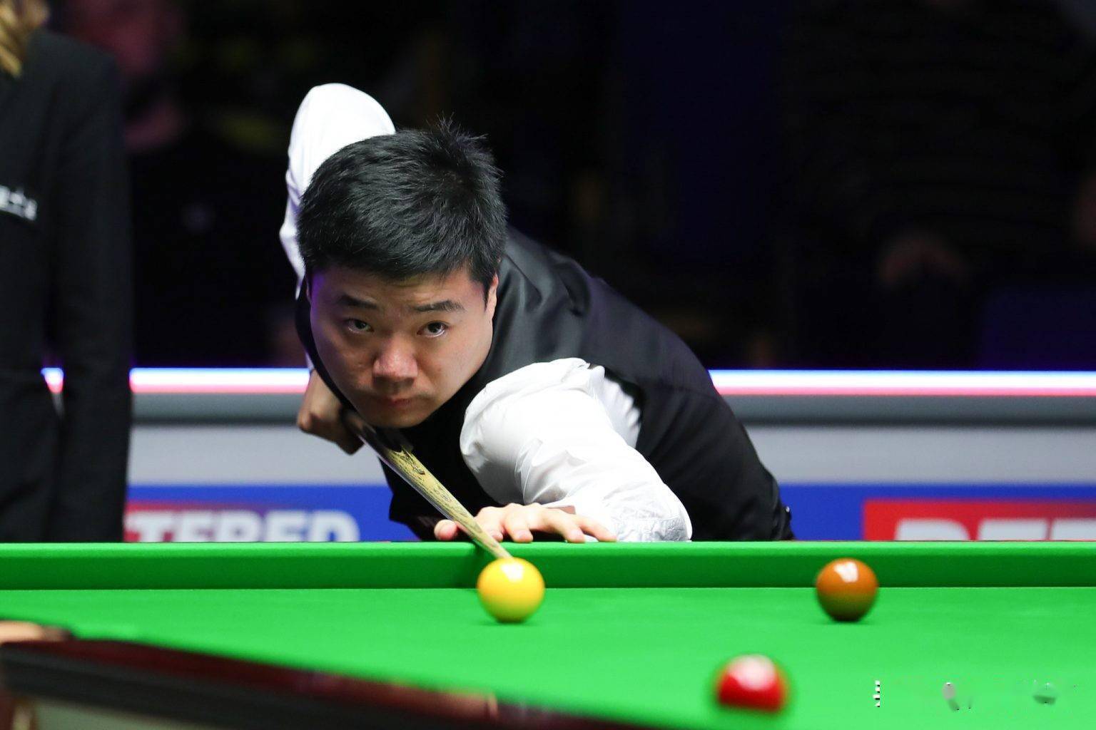 更像是一面 更像是一面